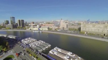 Nehir iskele üzerinde trafik