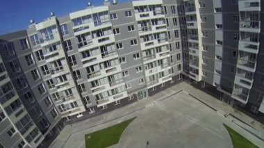 Yeni Konut yakınındaki boş yarda karmaşık Romashkovo