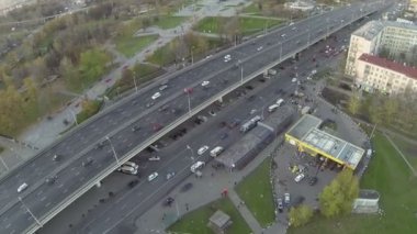 Sokak Kozmonotlar ve benzin istasyonu yakınındaki karayolu üzerinde Rating