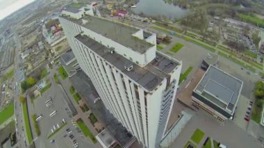 Cityscape uzun boylu otel binası ile