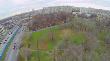 Cityscape küçük park çevresindeki trafik ile