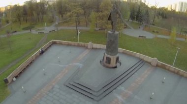 Anıt Park sonbahar günü, insanlarla S.Korolev için