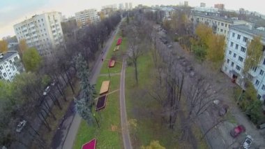 Cityscape Moskova'da sonbahar akşam Bulvarı'nda trafik ile