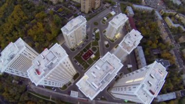 Apartman kompleksi Elk adada bitkiler arasında evlerin