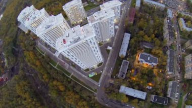 Apartman kompleksi Elk adada bitkiler arasında uzun boylu evleri