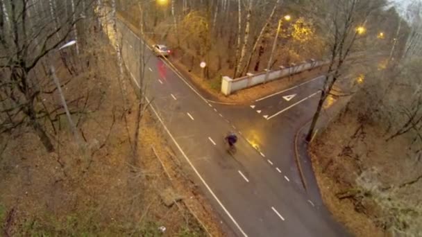 Los puestos de coches en carretera — Vídeos de Stock