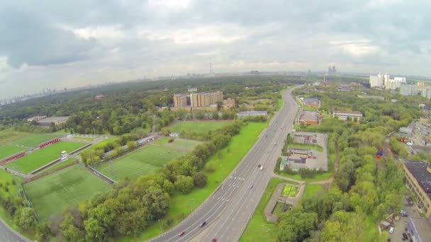 Trafic de jour sur une grande rue 