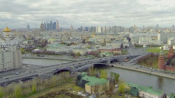 Cityscape com tráfego na ponte de pedra grande — Vídeo de Stock