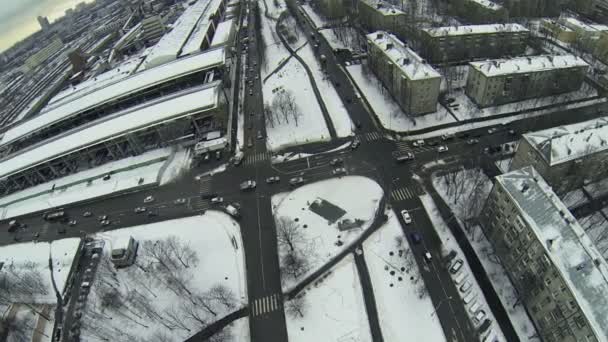 Dopravní provoz na křižovatce u zimní den — Stock video