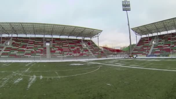 サッカー スタジアムのフィールドに近い空の tribunes — ストック動画