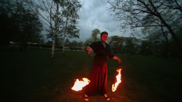 Femme en costume tient poi avec flamme 