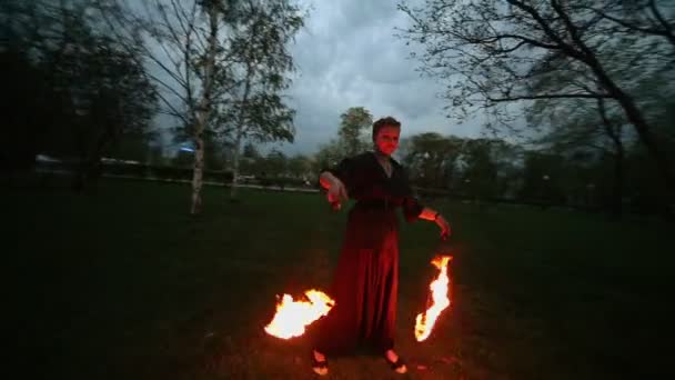 Woman in suit holds poi with flame — Stock Video