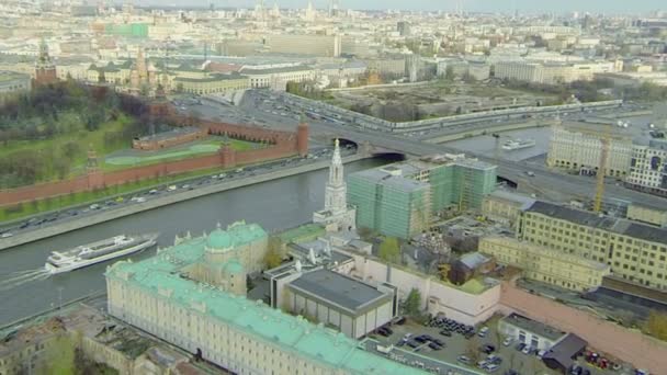 Los barcos navegan por el río Moskva — Vídeos de Stock