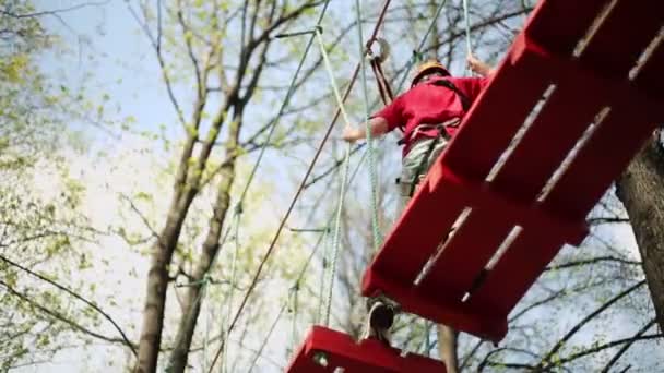 Joven escalador camina sobre plataforma de madera — Vídeo de stock