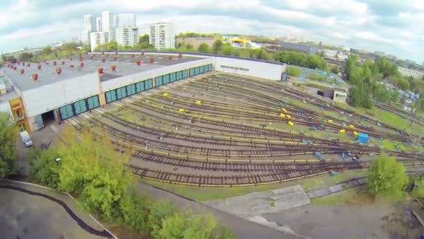 Metro depots bij city — Stockvideo