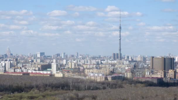 Αεροφωτογραφία της πόλης με μεγάλο πύργο — Αρχείο Βίντεο