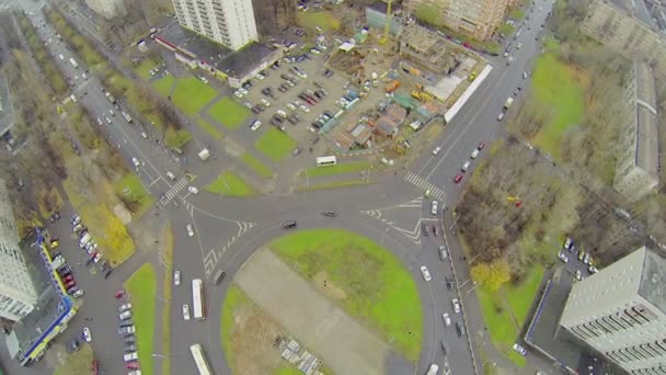 Stadtverkehr auf dem Platz von bela kun — Stockvideo