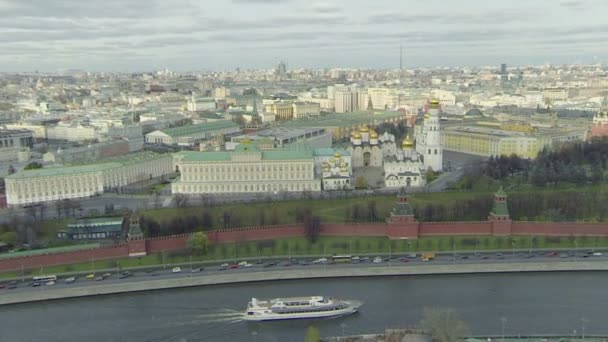 Ship sails down Moskva river — Stock Video