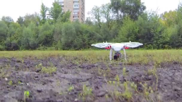 Volar cuadruplicado en el campo — Vídeo de stock