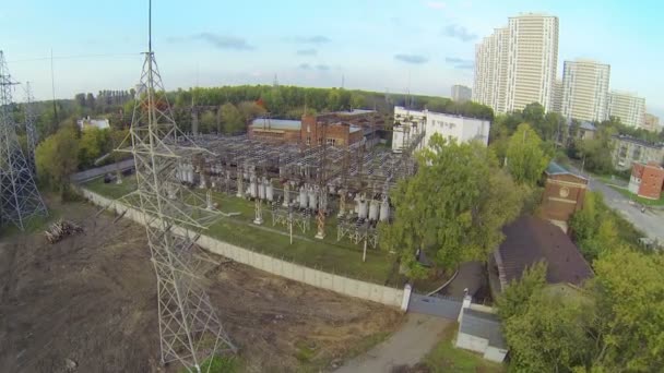 Электростанция в большом городе — стоковое видео