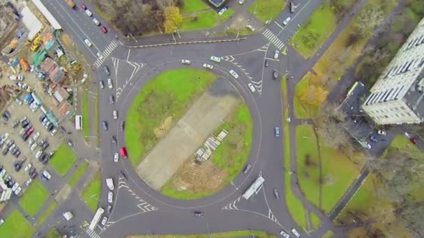 Stadtverkehr auf dem Platz von bela kun — Stockvideo