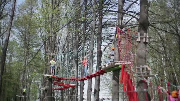 La gente camina por el puente de madera colgante — Vídeo de stock