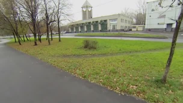 Caserne de pompiers en ville le jour d'automne — Video