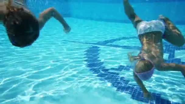 Dwie dziewczynki nurkowania — Wideo stockowe