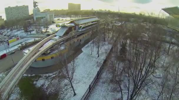 Llegada del tren eléctrico a la estación — Vídeo de stock