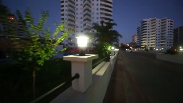 Promenade nocturne vers la station balnéaire — Video