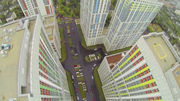 Quartier en ville avec places de parking — Video