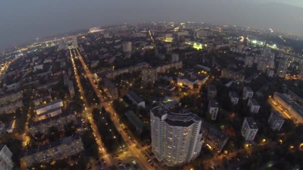 Vista nocturna: hermoso panorama de ciudad iluminada con tráfico — Vídeo de stock