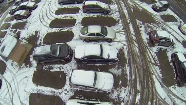 Aparcamiento con coches cubiertos de nieve — Vídeos de Stock