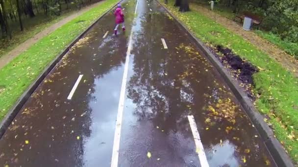 Junges Mädchen läuft in Park — Stockvideo
