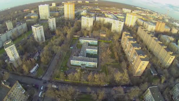 Najaar straat in de buurt van kleuterschool — Stockvideo