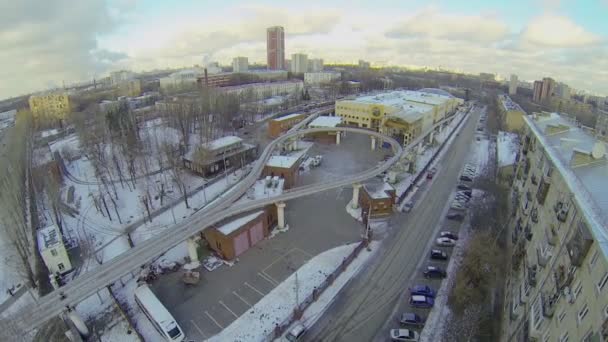 Stadtbild mit Kehrtwende der Schwebebahn — Stockvideo