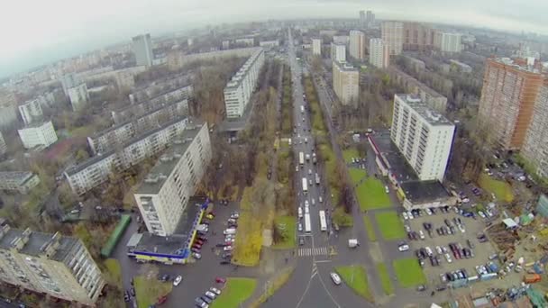 Panoráma s automobily na náměstí Béla Kun — Stock video