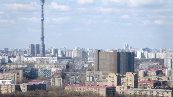 Schöne Luftaufnahme der Stadt mit Turm — Stockvideo