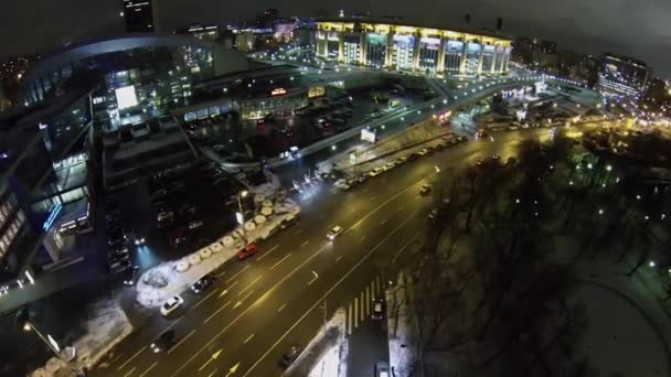 Tráfico de la ciudad cerca del estadio iluminado Olimpiysky — Vídeo de stock