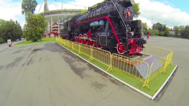 Старый локомотивный символ стадиона Локомотив — стоковое видео