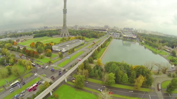 Tv tower and lake during the day — Stock Video