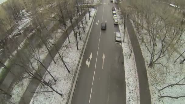 Carros passeio de encruzilhada na rua — Vídeo de Stock