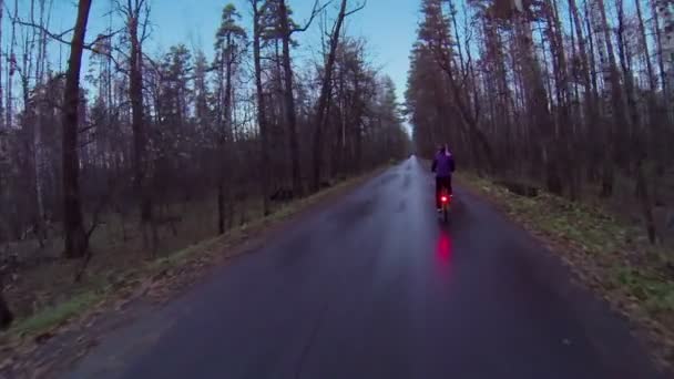 Mujer paseos en bicicleta — Vídeo de stock