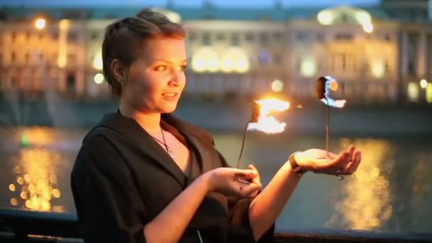 Flickan har metall pinnar med eld — Stockvideo
