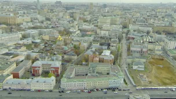 Panoráma města Zamoskvorečije s provozem na nábřeží — Stock video