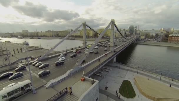 Many cars ride by Crimean bridge — Stock Video