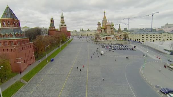 People walk by Vasilevsky descent near Kremlin — Stock Video