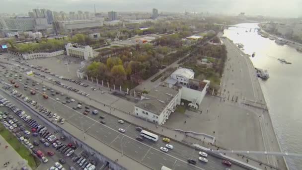 Beaucoup de voitures roulent depuis le pont de Crimée — Video