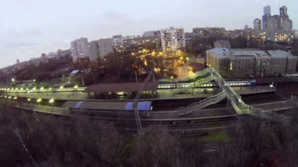 Paisaje urbano con estación de ferrocarril — Vídeo de stock