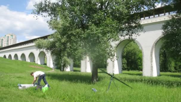 Man bouw van kraan voor het bewegen van de camera — Stockvideo